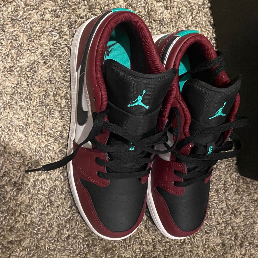 Jordan 1 low dark beetroot Roma green.Size 6 youth or 7.5 woman’s.New with tags.